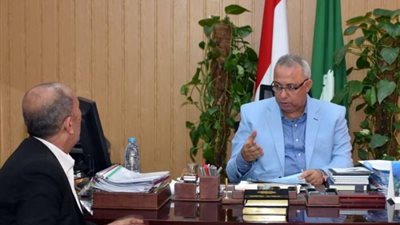 محافظ الشرقية يناقش مع وكيل الزراعة استعدادات استقبال موسم القمح
