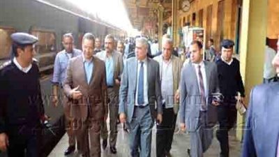 صور| جولة تفقدية مفاجئة لوزير النقل بمحطة السكة الحديدة بالجيزة