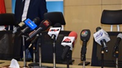 صور| الاستعدادات الأولية لمؤتمر وزيرة الهجرة بمقر البنك الأهلي 