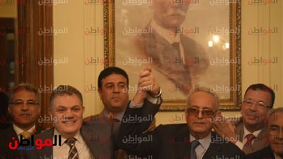 صور| احتفال أعضاء حزب الوفد بالمستشار بهاء أبوشقرة بعد تسلمه رئاسة حزب الوفد