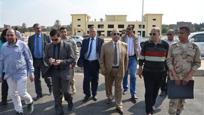 صور| محافظ الإسماعيلية فى جولة تفقدية لمحور المرورى الجديد على بحيرة الصيادين