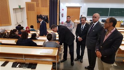 سفير مصر بالنمسا يشرف على امتحانات المصريين بالخارج