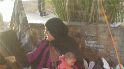 شاهد| عائلة بالكامل مسكنها الشارع.. والأم تستغيث