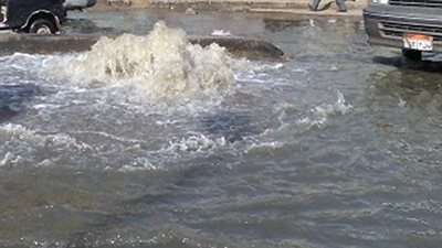 ماسورة مياه تتسبب فى تباطؤ حركة المرور بمدينة نصر 