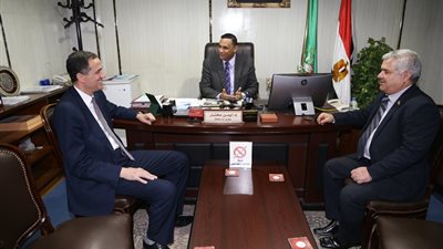 صور| سكرتير عام محافظة المنوفية يلتقي نائب وزير التعليم لافتتاح معرض بمدرسة صناعية