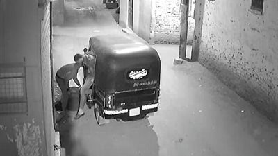 صور| كاميرات المراقبة تفضح سرقة غطاء 