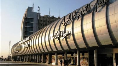 وفد رئاسي يغادر مطار القاهرة استعدادًا لمشاركة الرئيس السيسي في اجتماعات القمة العربية بالسعودية