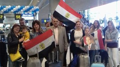 أعلام مصر وصور السيسي تزين مطار 
