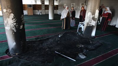 مستوطنون متطرفون يشعلون النيران فى مسجد بنابلس الفلسطينية 