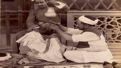 مصر زمان| صورة نادرة للحلاق في القاهرة  سنة 1896