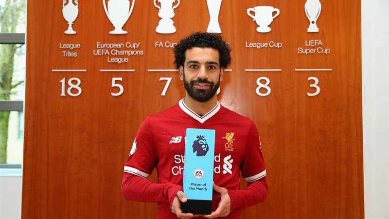 محمد صلاح مع جائزة