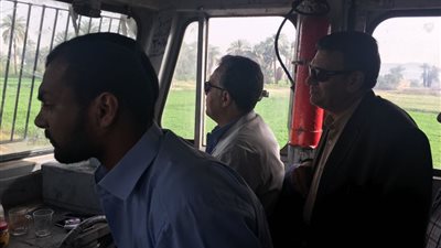 صور| وزير النقل يستقل جرار قطار من ادفو إلى أرمنت ومن الأقصر إلى قوص