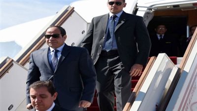 الأمير سعود بن نايف يستقبل السيسي فور وصوله السعودية