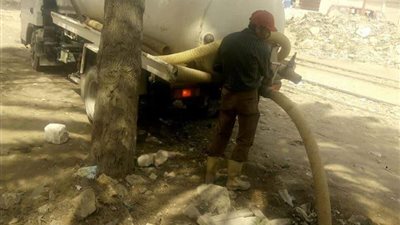 صور| حملة لشفط مياه الصرف الصحي أسفل كوبري العامرية بالإسكندرية