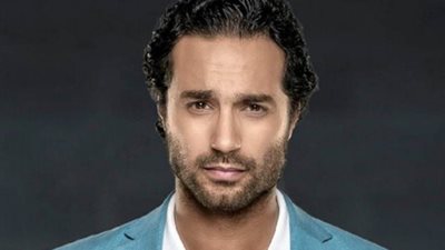 كريم فهمي يشارك فريق 