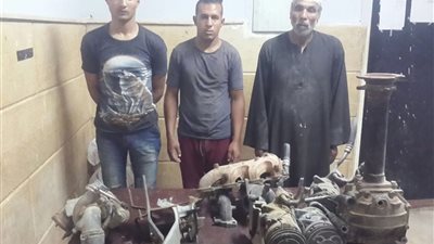 عاطلان يسرقان قطع غيار السيارات بمحل فى المقطم 