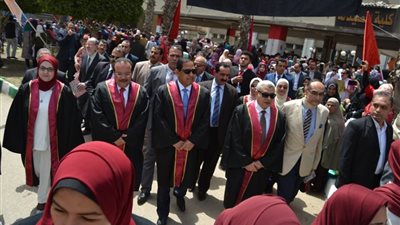 صور| محافظ الغربية يشارك في حفل تخريج الدفعة الأربعين بكلية الصيدلة بجامعة طنطا