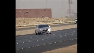فيديو| سائق يفقد السيطرة على عجلة القيادة.. شاهد الكارثة!