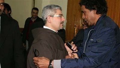 بطرس دانيال ونهال عنبر يزوران محمد منير في المستشفى