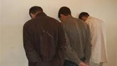 القبض على 3 عاطلين لاتجارهم بالمواد المخدرة في بولاق الدكرور