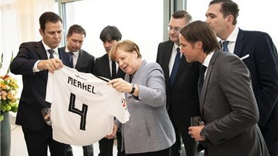 لوف يهدي قميص منتخب ألمانيا لميركل