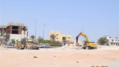 صور| إستمرار أعمال زراعة وتجميل الجزيرة الوسطى بطريق المطار بالغردقة