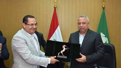 صور| محافظ الشرقية يُكرم رئيس هيئة الأبنية التعليمية تقديرًا لدوره في إنشاء العديد من المدارس 