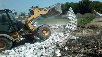 حملة مكبرة لإزالة 20 حالة تعدى على الأراضى الزراعية بمدينة المراغة
