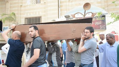 فيديو وصور| تشييع جثمان والد شيرين عبد الوهاب في غياب الوسط الغنائي