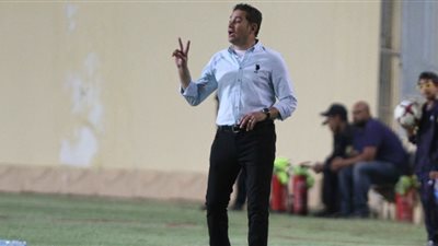 جلسة بين الجهاز الفني واللاعبين قبل المران الصباحي 