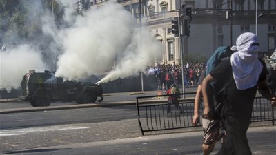 اشتباكات عارمة بين الشرطة التشيلية ومحتجين