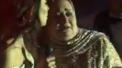 فيديو|عروس تتسبب في بكاء والدتها بحفل زفافها والسبب غريب!