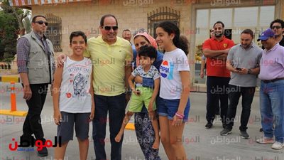 صور| الرئيس السيسي يتفقد أعمال تطوير طريق 