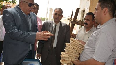 محافظ الوادي الجديد يتفقد مخابز مدينة الخارجة ويوجه باتخاذ الإجراءات القانونية