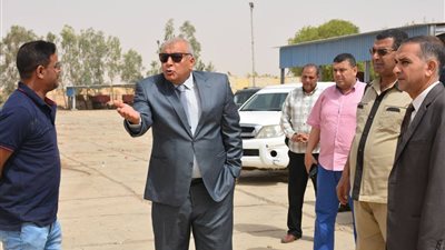 صور| محافظ الوادي الجديد يتفقد مصنع تدوير المخلفات بمدينة الخارجة