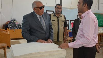 صور| محافظ الوادي الجديد يوجه بسرعة التأمين على العاملين بمصنع الملابس