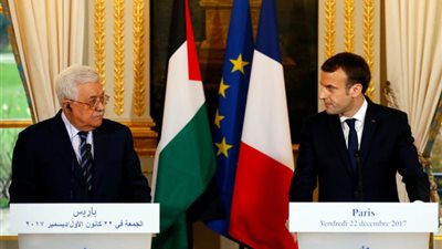 ماكرون يجري إتصالا هاتفيا بأبو مازن لبحث أخر المستجدات الفلسطينية