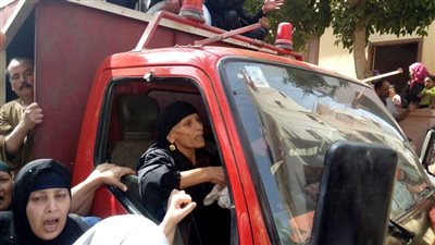 صور| على أنغام الوداع.. أم شهيد الغربية تستقل سيارة الشرطة التى تحمل الجثمان