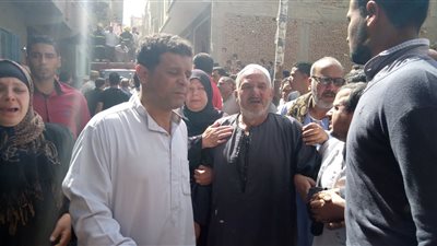 صور| انهيار والد وشقيق شهيد الغربية أثناء تشييع الجنازة 