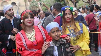 صور| توافد المئات على مهرجان الطبول الدولي في شارع المعز