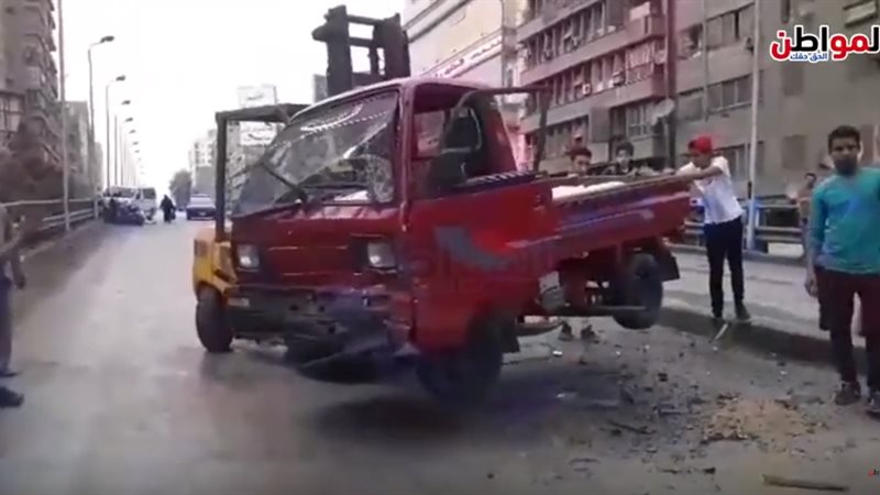 الشرطة ترفع حطام