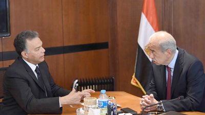 رئيس الوزراء يلتقي وزير النقل لمتابعة خطة تطوير عربات السكك الحديدية