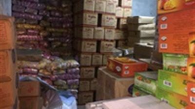مداهمة مخزن للأغذية المجهولة بمصر القديمة 
