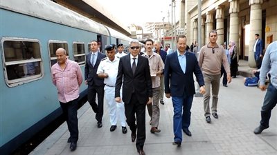 صور| مساعد وزير الداخلية لشرطة النقل والمواصلات يتفقد محطات المترو والقطارات