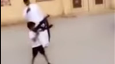 فيديو| رد فعل غير متوقع لشباب لحظة إطلاق طفل النيران