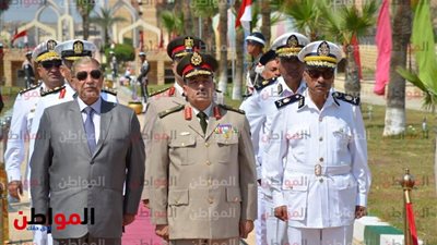 صور| محافظ الإسماعيلية يضع إكليل الزهور على النصب التذكاري احتفالاً بتحرير سيناء