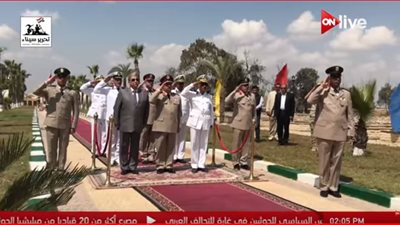 فيديو| الجيش الثاني يضع إكليل الزهور على قبر الجندي المجهول بالإسماعيلية