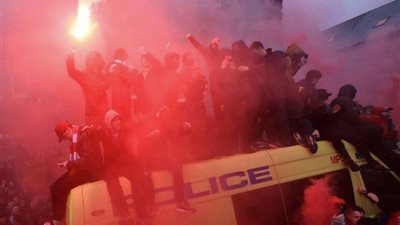جماهير ليفربول تؤازار الفريق بالألعاب النارية
