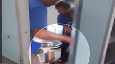 شاهد| بائع يستخدم مياه المرحاض في صنع الشاي من داخل قطار