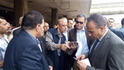 صور| جولة مفاجئة لوزير النقل فى محطة مصر 
